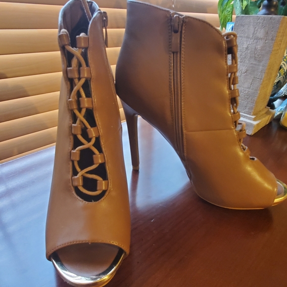 Shoes - Picture 2 of 8